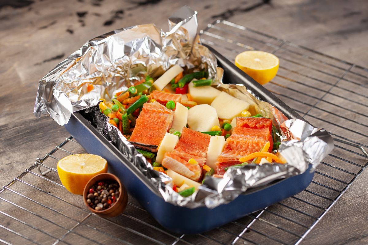 ऑफिसचा डबा असो की मुलांचा टिफिन बॉक्स हल्ली डब्यातही पदार्थ अल्युमिनियम फॉईलमध्ये टाकून दिले जातात. अन्न जास्त काळ ताजे आणि गरम राहावे म्हणून अॅल्युमिनियम फॉइलचा वापर करतात. 