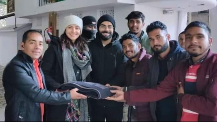 अनुष्का शर्मा आणि विराट कोहली यांनी कैंची धाम आश्रमात अनेक तास घालवले. यावेळी त्यांनी ब्लँकेटचेही वाटप केले. 