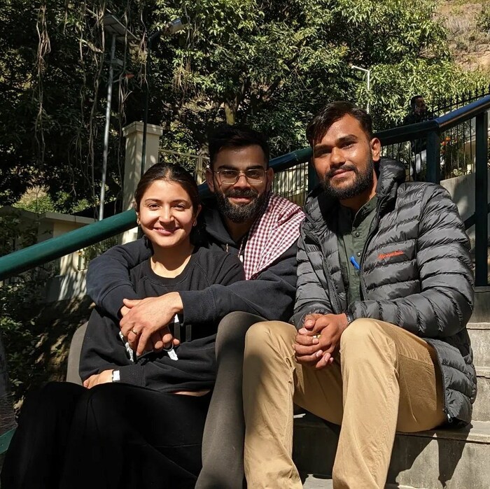 अनुष्का शर्मा आणि विराट कोहली यांनी काकडीघाट येथील बाबा नीम करौली महाराज यांच्या आश्रमालाही भेट दिली. 