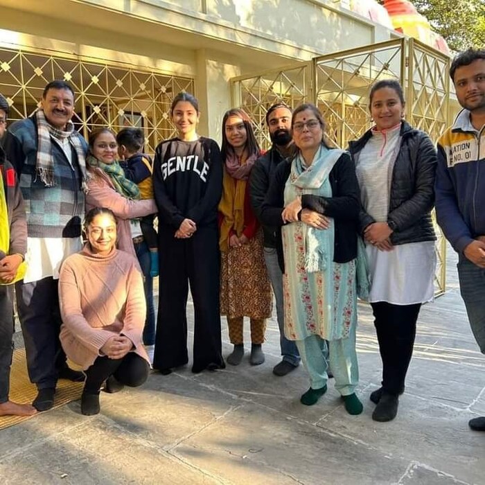 अनुष्का शर्मा आणि विराट कोहली त्यांची लहान मुलगी वामिकासह उत्तराखंडमध्ये सुट्ट्यांचा आनंद घेत आहेत. दोघांनीही चाहत्यांना निराश न करता त्यांच्यासोबत फोटो काढले आहेत. 