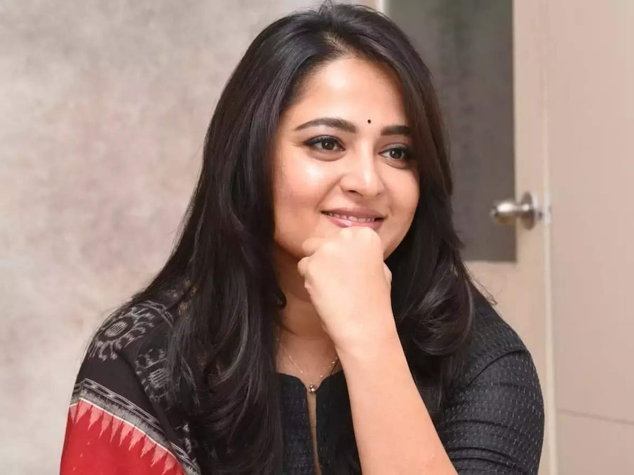 'बाहुबली' आणि 'बाहुबली 2' मध्ये एकत्र काम केलेल्या प्रभास आणि अनुष्का शेट्टीच्या जोडीने प्रेक्षकांची मनं जिंकली. प्रभास आणि अनुष्काचा ऑनस्क्रीन रोमान्स पाहिल्यानंतर त्यांच्या अफेअरच्या बातम्या सगळीकडे आल्या होत्या.