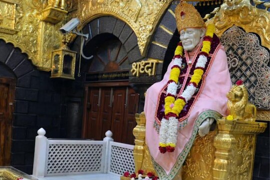 साईबाबा आणि भक्तांमधील अडथळा दूर होणार; चरणाला स्पर्श करून घ्या दर्शन!