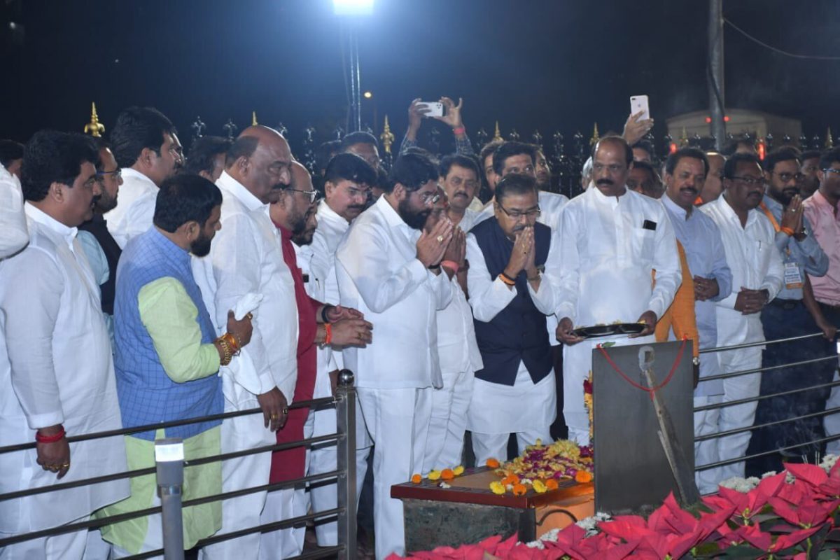 Balasaheb Smrutidin : ‘उद्धव आणि आदित्य ठाकरेंनी बाळासाहेबांच्या पाठीत खंजीर’…, शिंदे गटाकडून ठाकरेंवर प्रहार