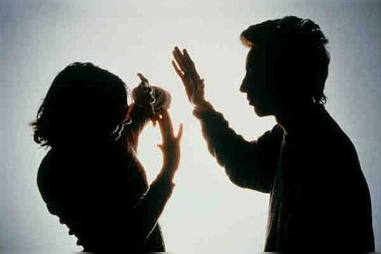 पती आहे की आणखी कोण? पत्नीला अनोळखी व्यक्तीसोबत शारीरिक संबंध ठेवण्यास भाग पाडले