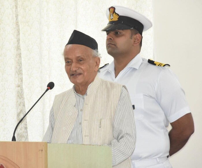 "भारताचे पहिले पंतप्रधान पंडित जवाहरलाल नेहरू हे स्वत:ला शांतीदूत समजायचे. त्यामुळे देश कमकुवत झाला आणि बराच काळ तो कमकुवतच राहिला," असंही कोश्यारी म्हटले होते.