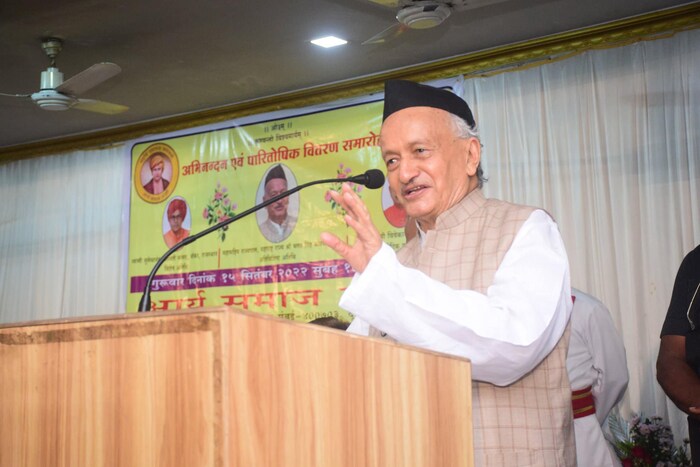 महात्मा फुले आणि सावित्रीबाई यांच्याबाबत कोश्यारींनी वादग्रस्त विधान केलं आहे. ते म्हणाले की जेव्हा महात्मा फुले आणि सावित्रीबाई यांचं लग्न झाले तेव्हा ते 13 आणि 10 वर्षांचे होते. त्या वयात मुलगा मुलगी काय करतात. त्यांच्या या वक्तव्यावर विरोधी पक्षांनी आक्रमक भूमिका घेतली होती.