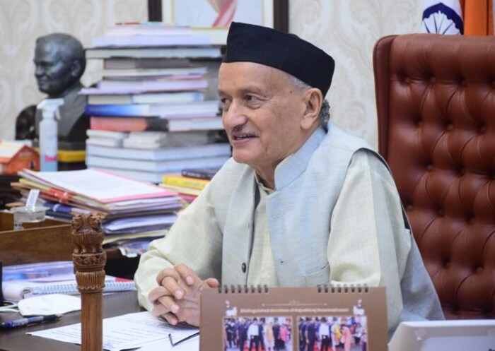 समर्थ रामदास यांच्याविना शिवाजी महाराजांना कोण विचारेल? असं वादग्रस्त वक्तव्य केल्याने कोश्यारी काही दिवसांपूर्वी अडचणीत आले होते. नंतर त्यावर स्पष्टीकरण दिलं.
