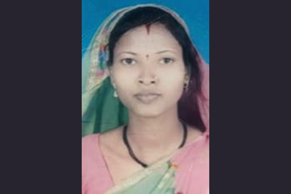 सासू शेळ्या चारुन घरी आली तेव्हा सून घरी दिसली नाही. त्यांनी शेजारी आणि गावात विचारपूस केली पण कुठेच पत्ता लागला नाही.