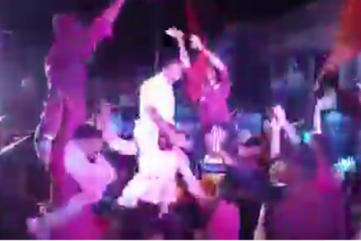 पक्षबांधणी सुरू असताना शिवसेना नेत्याचा बड्डे जोरात, कार्यकर्त्यांनी उधळले अंगावर पैसे!