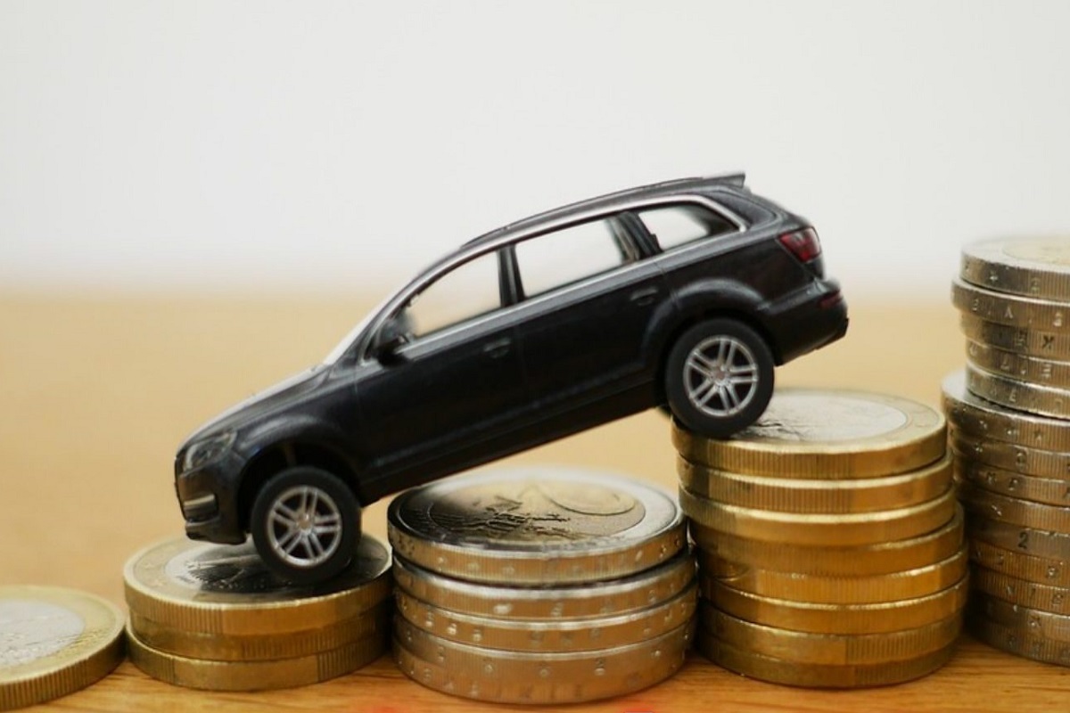 बहुतांश जणांना कार घेण्यासाठी बँकेकडून कर्जच काढावं लागतं. कर्जापोटी ती व्यक्ती दर महिन्याला ईएमआय भरत असते.