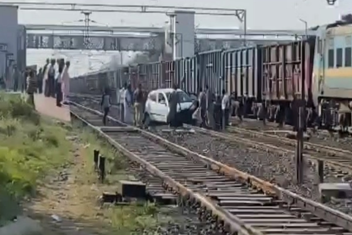 सुदैवाने यावेळी मुंबई नागपूर रेल्वे मार्गावर कोणत्याही प्रकारची गाडी नसल्याने मोठा अनर्थ टळला.