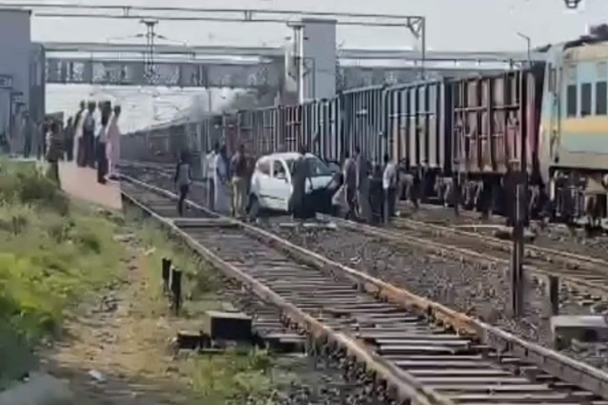 जरा जास्तच तुफानी झालं! एक चूक अन्  कार पुलावरून थेट रेल्वे रुळावर, VIDEO