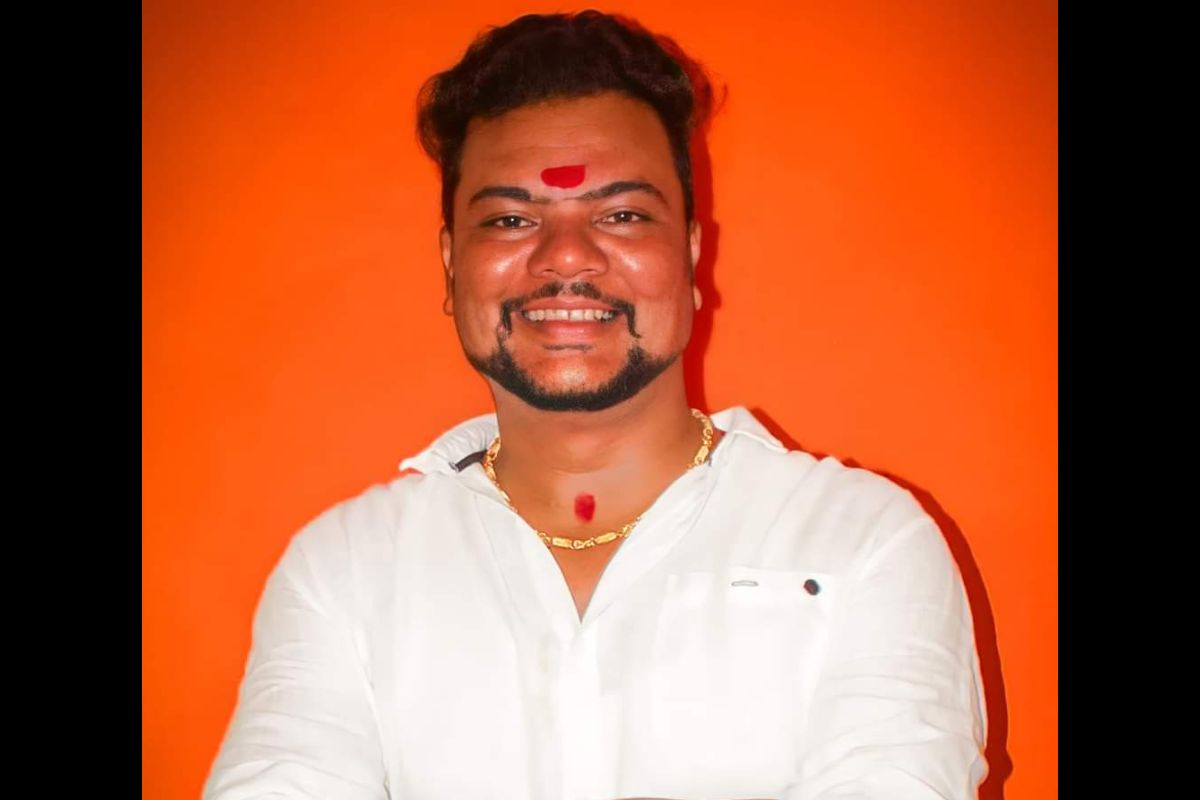 आरोपीनी आधी महेश मेश्राम याला बेदम मारहाण केली. त्यानंतर धारदार शस्त्राने त्याचं शीर धडावेगळे केलं.