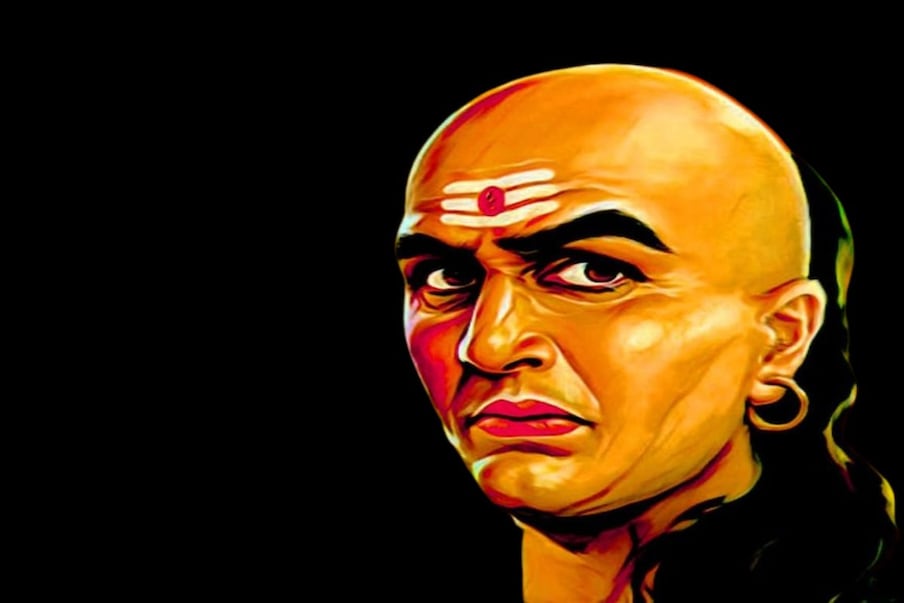 जी माणसं स्वतःबरोबर शस्त्रास्त्र बाळगतात त्यांच्यावर कधीच विश्वास ठेवू नका. कारण रागाच्या भरात ते तुमच्यावर हल्ला करू शकतात. याचा अर्थ ज्या लोकांचा आपल्या रागावर ताबा नसतो अशा लोकांची संगत कधीच करू नये.