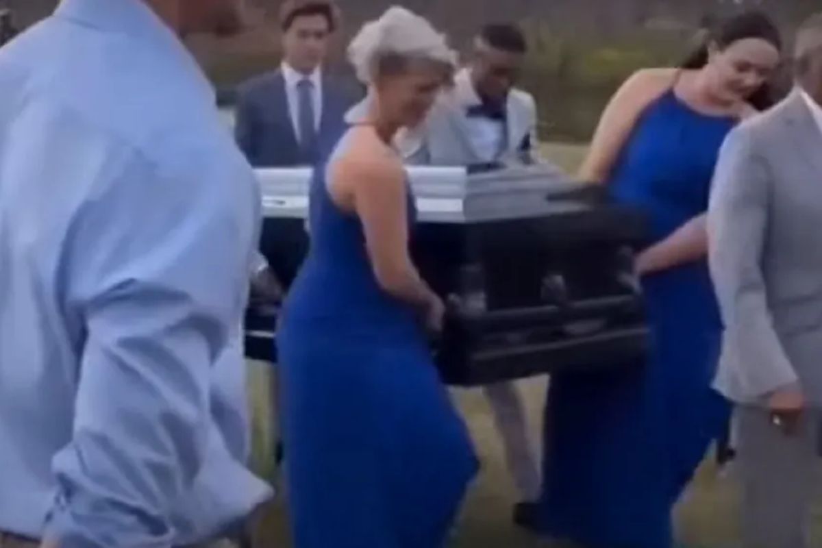 स्वतःच्या लग्नासाठी नवरदेवाची शवपेटीतून एन्ट्री