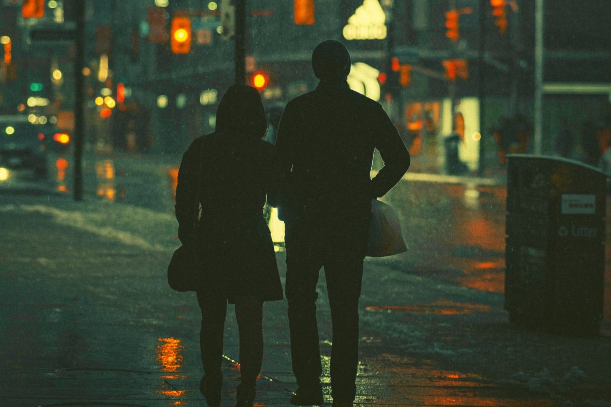 दारूच्या नशेत कपलने केली फॉरेन टूर (प्रतीकात्मक फोटो/सौजन्य-Canva)