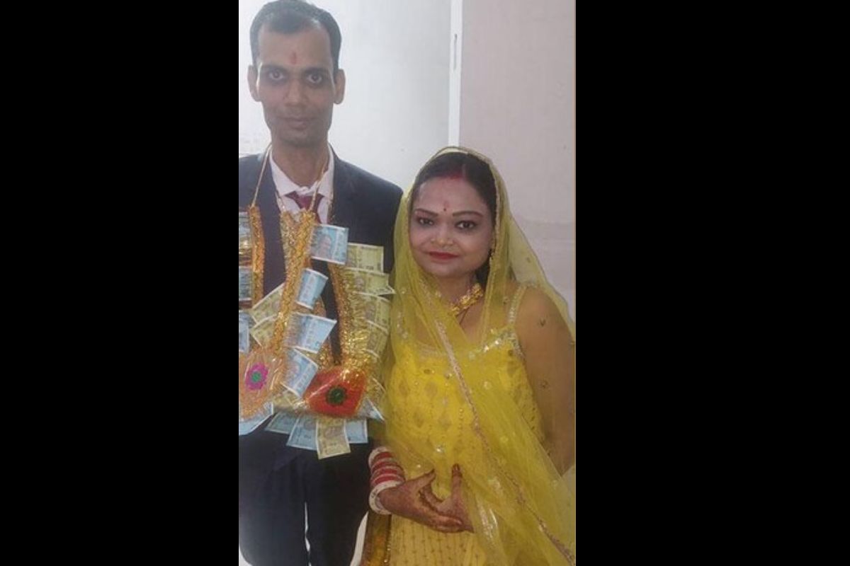 मुकेश व जेनिफर यांचं एकमेकांवर प्रेम होतं. त्यांनी लव्ह मॅरेज केलं व अजमेरमध्ये एका कॉलनीत राहण्यासाठी आले.