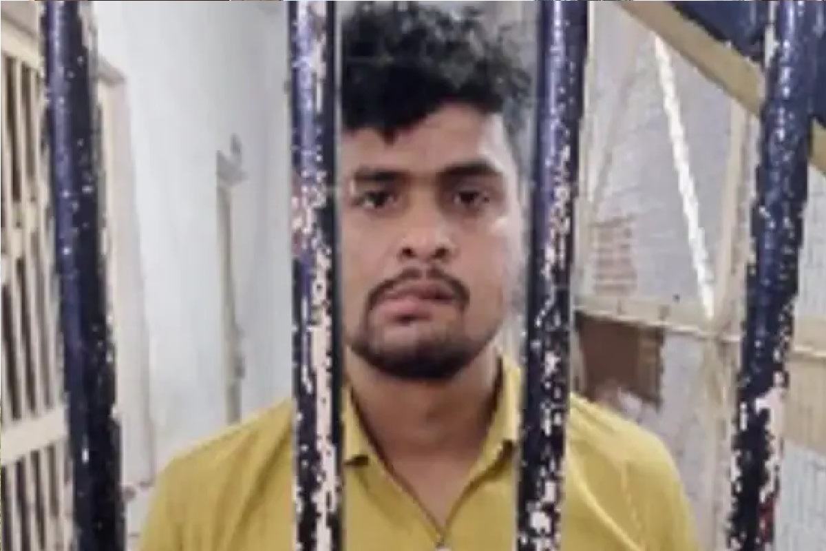 पोलिसांनी आरोपी तरुणाला रुग्णवाहिकेमधील मृतदेहासह मेरठ जवळून अटक केली आहे.