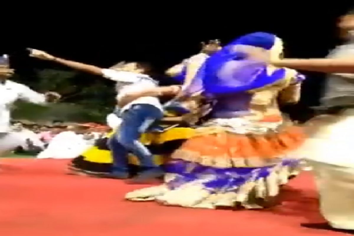 सोबत नाचणाऱ्या तरुणासोबत डान्सर तरुणीचं असं कृत्य; VIDEO पाहूनच चक्कर येईल