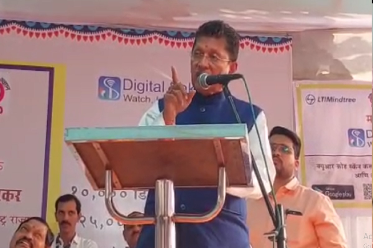 दीपक केसरकरांचे भाषण सुरू असतानाच व्यासपीठावर IAS अधिकारी हे इतर अधिकाऱ्यांसोबत एकमेकांशी जोरजोरात चर्चा करीत होते