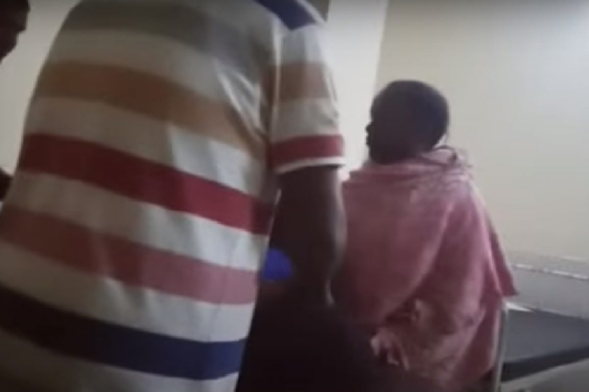 डॉक्टरचं महिला रुग्णासोबत धक्कादायक कृत्य.