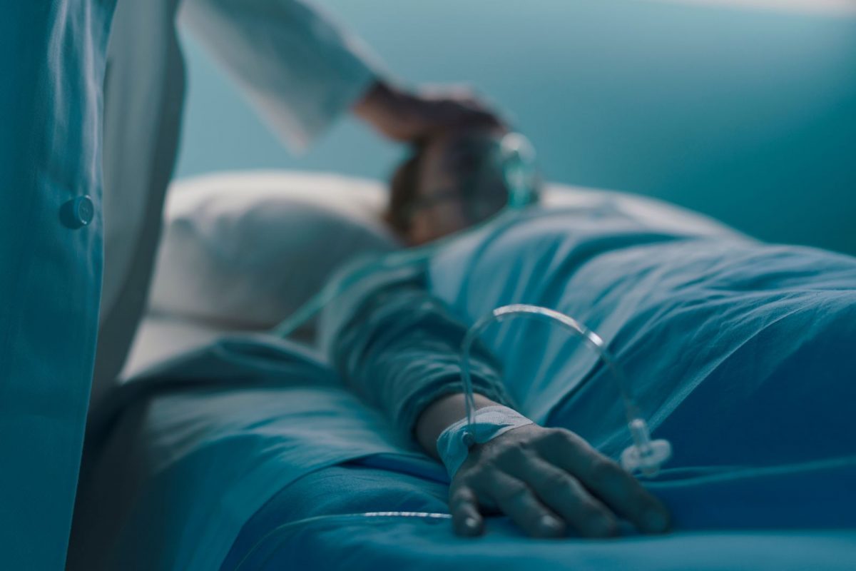 मृत मुलाला डॉक्टरांनी केलं जिवंत (प्रतीकात्मक फोटो/सौजन्य - Canva)