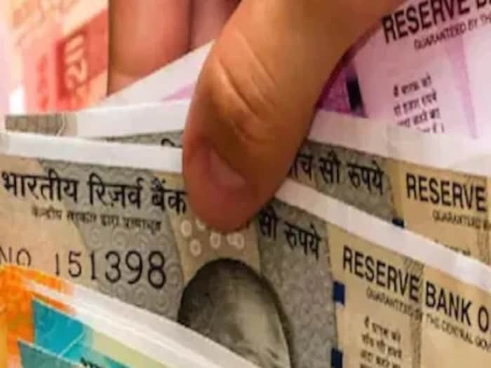 2 कोटी रुपयांपेक्षा कमी एफडीवर व्याजदर वाढवण्यात आला आहेय 31 ऑक्टोबर रोजी हा निर्णय घेण्यात आला आहे. ७ दिवसांपासून १० वर्षांपर्यंतच्या FD वर व्याजदर वाढवण्यात आलं आहे. सर्वसामान्य नागरिकांसाठी 3.25 ते 6.50 आणि ज्येष्ठ नागरिकांसाठी 3.25 ते 7.50 टक्क्यांपर्यंत व्याजदर मिळत आहे. याबाबतची सविस्तर माहिती तुम्हाला बँकेच्या वेबसाइटवर मिळू शकते. 