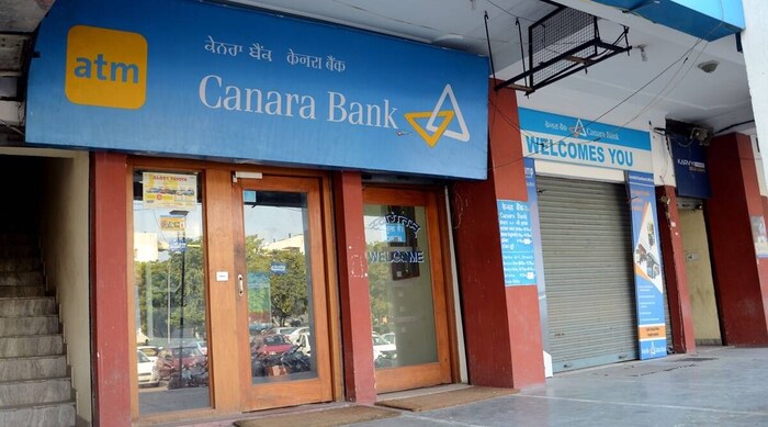 मुंबई : HDFC बँकेपाठोपाठ आता आणखी एका बँकेनं व्याजदर वाढवलं आहे. त्यामुळे EMI आणि व्याजदर वाढल्याने ग्राहकांवर अधिकचा खर्चाचा बोझा पडणार आहे.  देशातील सर्वात मोठी सरकारी बँक असलेल्या कॅनरा बँकेने कर्जाच्या व्याजदरात वाढ केली आहे.बँकेने आपल्या मार्जिनल कॉस्ट ऑफ लेंडिंग रेटमध्ये 15 ते 20 बेसिस पॉइंटने वाढ केली. याशिवाय रेपो रेट लिंक्ड लेंडिंग रेटमध्येही वाढ करण्यात आली आहे. हे नवे दर 7 नोव्हेंबर 2022 पासून म्हणजेच सोमवारपासून लागू झाले आहेत.