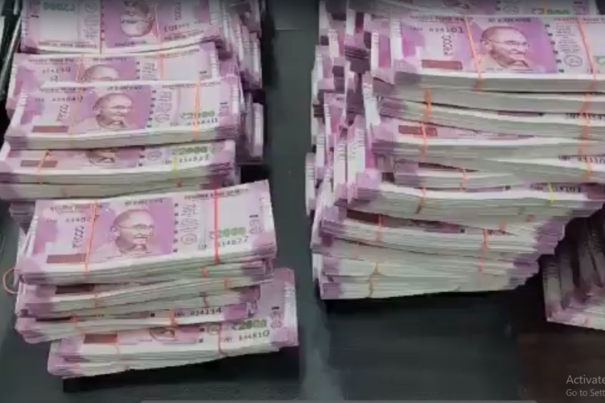 या प्रकरणी 2 जणांना अटक करण्यात आली आहे. बनावट नोटा प्रकरणामागे आंतरराष्ट्रीय टोळी असल्याचा संशय आहे.