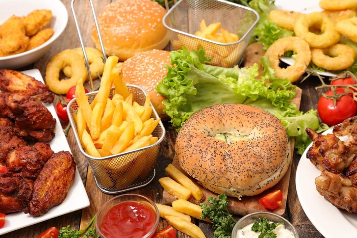 KFC ते McDonald's पर्यंत आपल्या आवडत्या फूड डेस्टिनेशनची चव तितकीच आठवते जितकी आपल्याला त्यांचे लोगो आठवतात. परंतु जर तुम्ही थोडेसे लक्ष दिले तर तुमच्या लक्षात येईल की, प्रत्येकाच्या नावात आणि लोगोमध्ये एक गोष्ट समान आहे. 