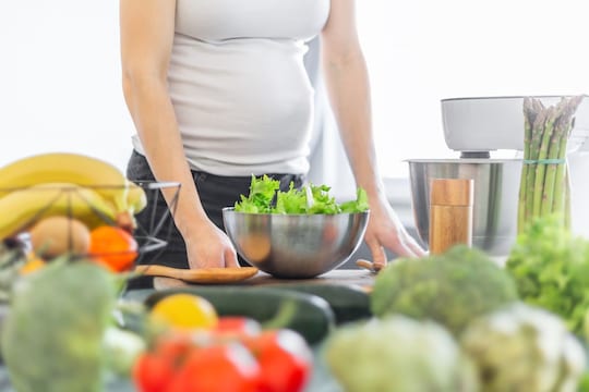 Winter Health Tips : हिवाळ्यात गरोदर महिलांनी नक्की खा हे पदार्थ, बाळाच्या वाढीसाठी असतात आवश्यक