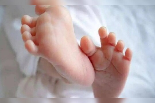 Gondiya Crime : आईची माया संपली... शौचालयातच फेकलं जिवंत अर्भक, गोंदियातील घटनेने खळबळ
