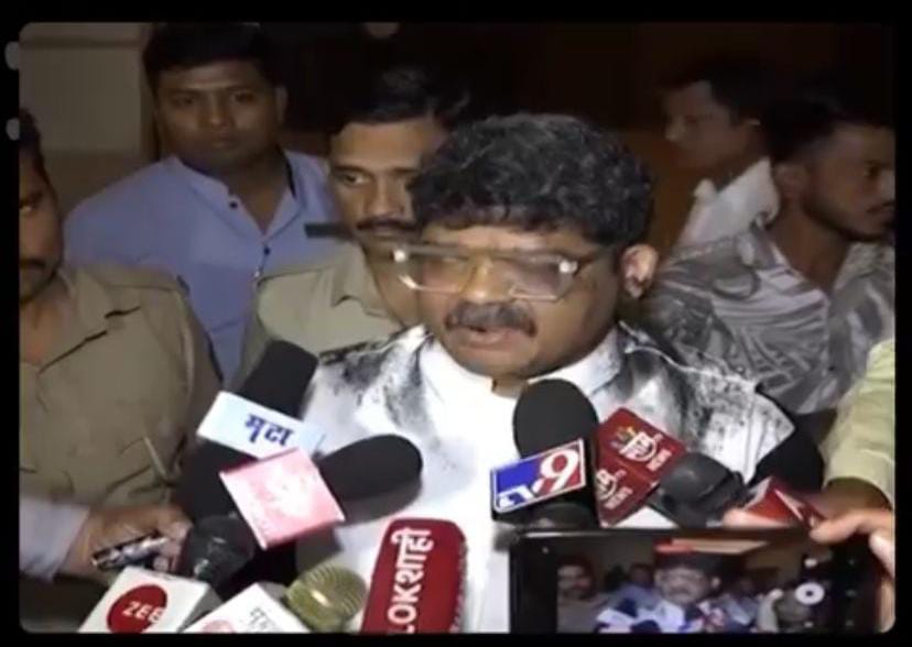 Gunratn Sadavrte : गुणरत्न सदावर्तेंच्या पत्रकार परिषदेत राडा; शाई फेकल्याने गोंधळ, घटना कॅमेऱ्यात कैद