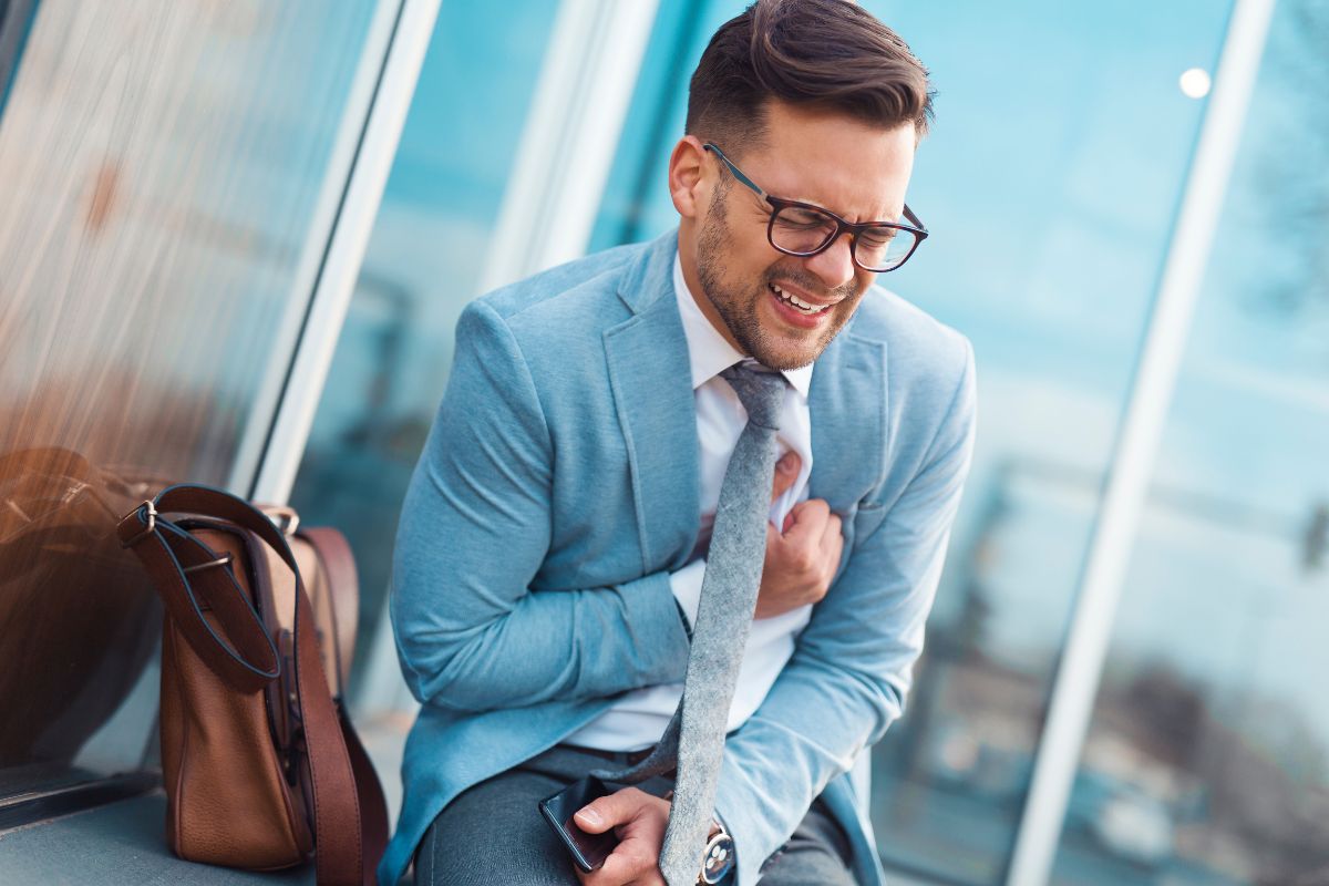 हिवाळ्यात वाढतो हार्ट अॅटॅकचा धोका; या 5 लक्षणांकडे दुर्लक्ष करू नका!