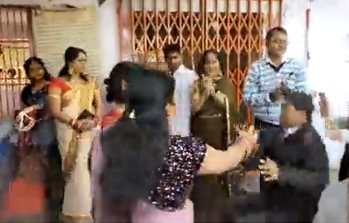 Heart Attack Viral Video : पुतण्याच्या लग्नात डान्स करत होते काका अन् 5 सेकंदात झालं होत्याच नव्हत, LIVE VIDEO