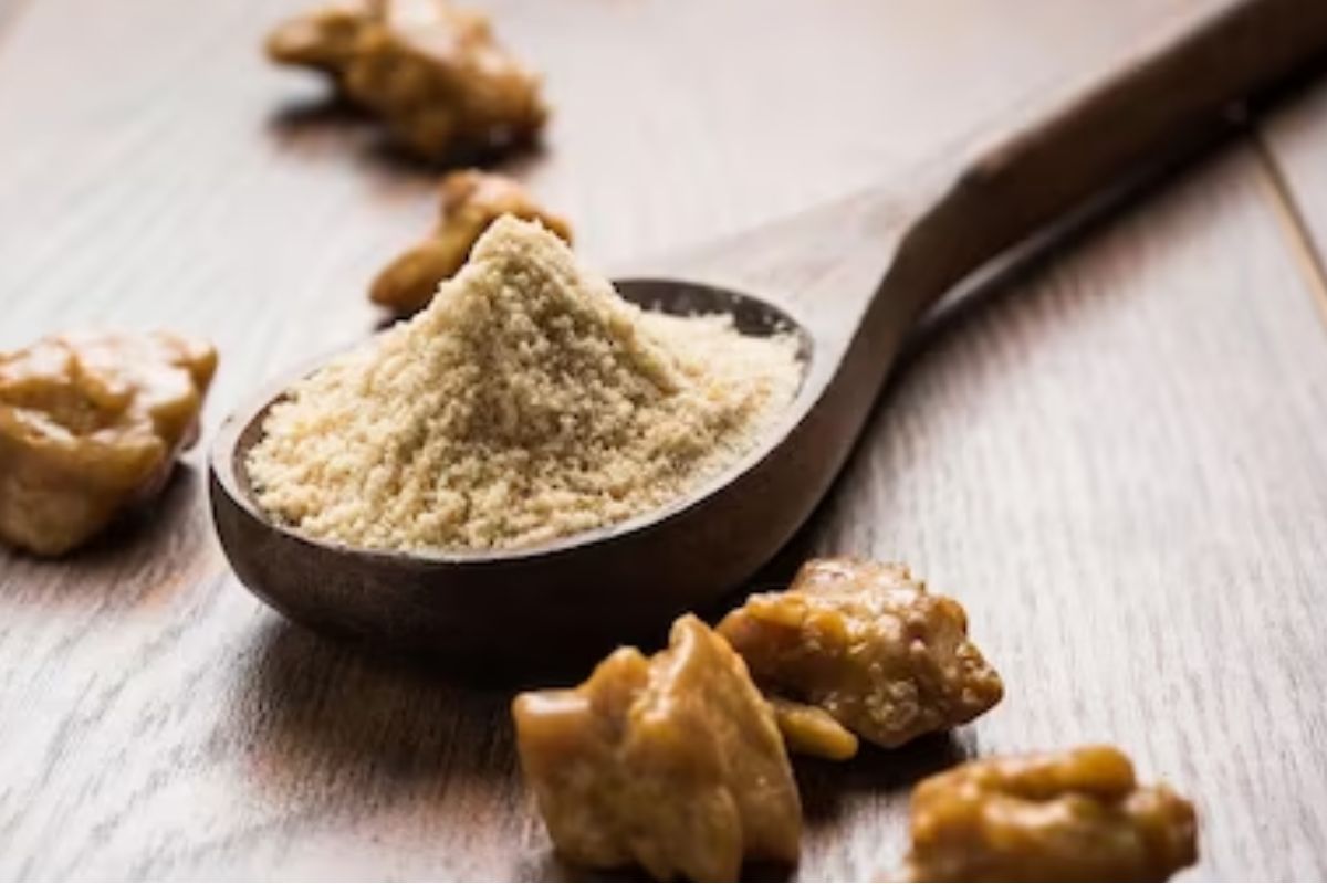 नाभीवर तेल लावणे तर फायद्याचे आहेच, पण तुम्हाला नाभीवर हिंग लावण्याचे फायदे माहितीये?