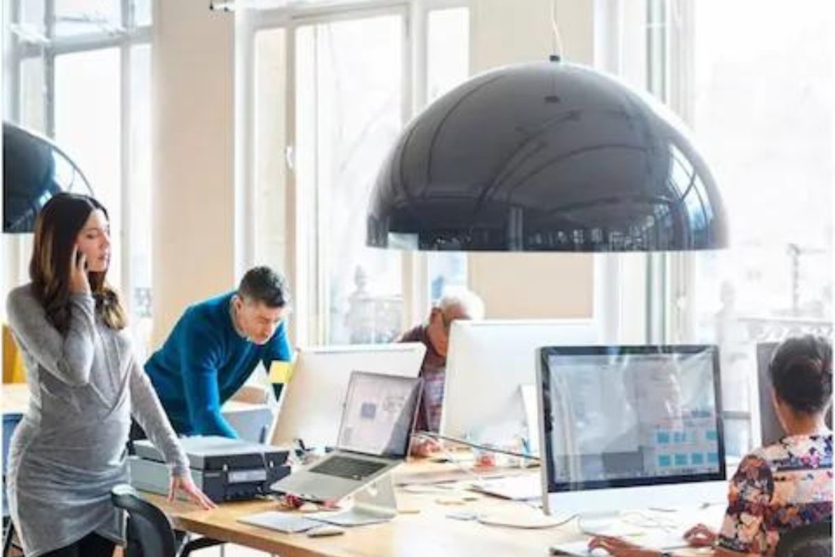 टार्गेट पूर्ण न केल्यामुळे बॉसने कर्मचाऱ्याच्या डोक्यात फेकून मारलं घड्याळ; कर्मचाऱ्याने..