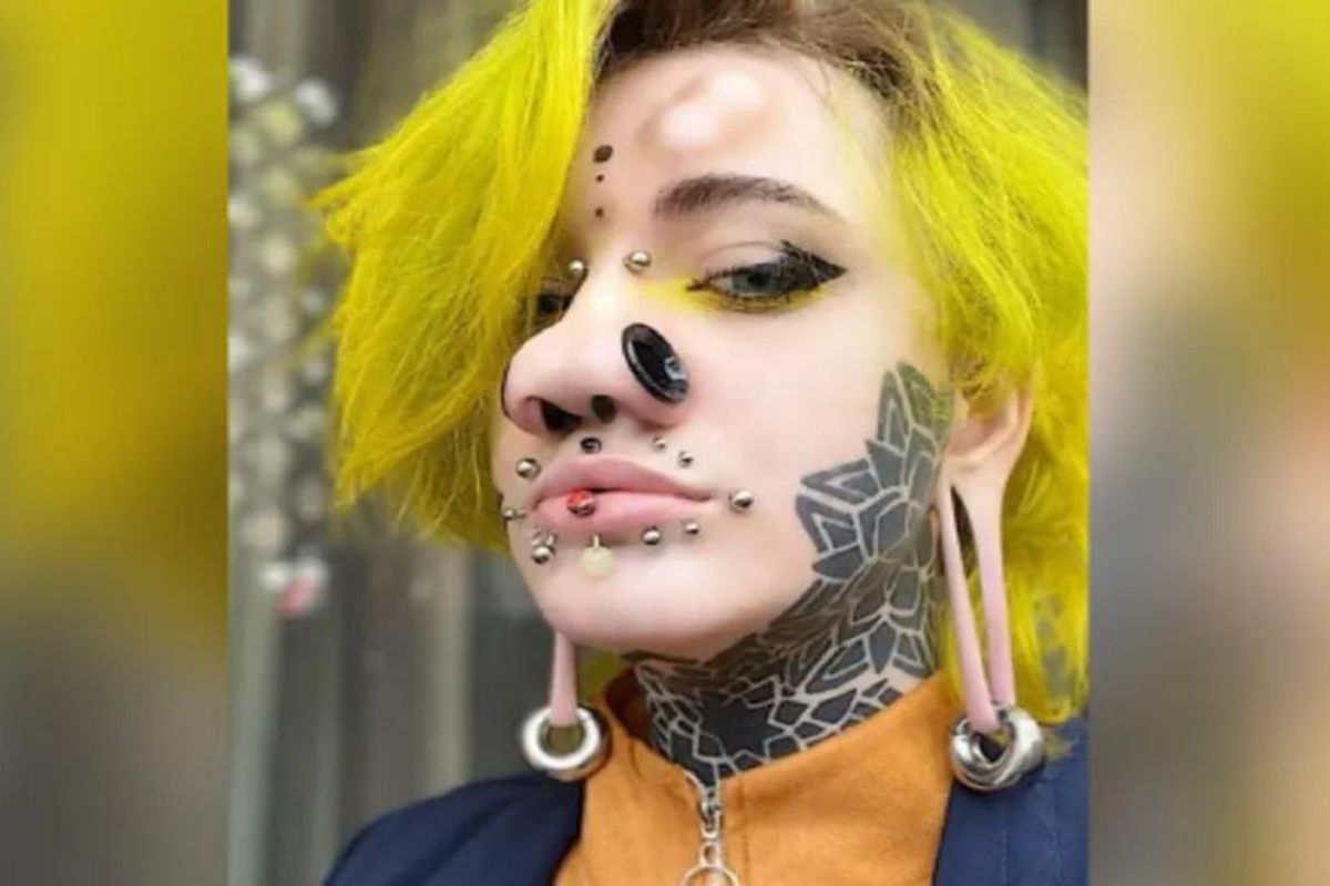 माणूस आहे की एलियन? चेहरा हटके दिसण्यासाठी महिलेने खर्च केले लाखो रुपये