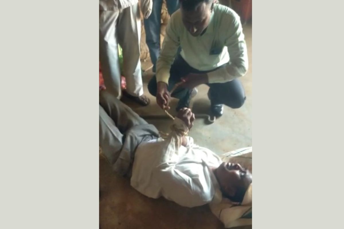 हिंगोली : जिल्हा परिषदेच्या कर्मचाऱ्याला घरात कोंडून गंभीर मारहाण, VIDEO आला समोर