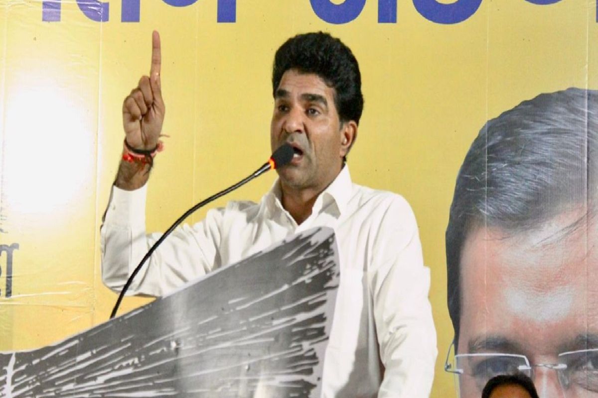 कोण आहेत पत्रकार इसुदान गढवी?