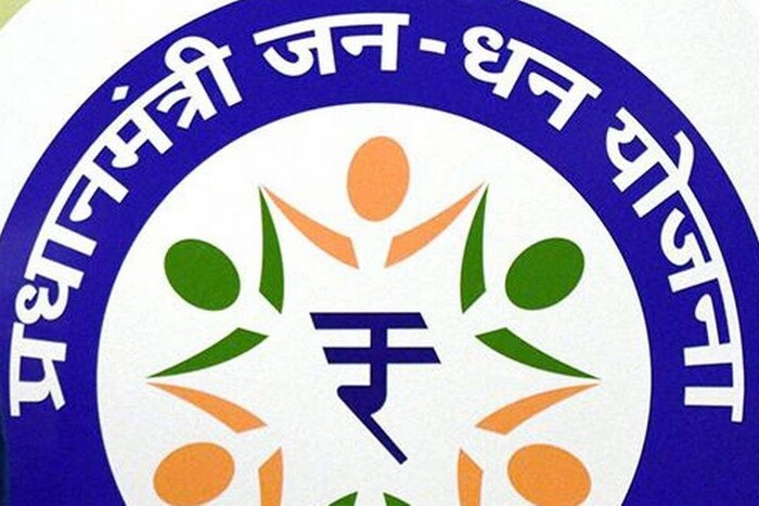 मुंबई : पंतप्रधान नरेंद्र मोदी यांनी प्रत्येकाला बँकेत खातं उघडता यावं यासाठी काही जनधन योजना उपक्रम राबवला. या मोहिमेंतर्गत प्रत्येक गोरगरीब आणि गरजूला बँकेत झीरो बॅलन्स खातं उघडता यावं यासाठी मोदी सरकारने प्रयत्न सुरू केले. या खात्यावर अनेक ग्राहकांना मोठे लाभ मिळतात. शिवाय सेव्हिंग अकाउंटमधील रक्कमही घरबसल्या चेक करता येते. 