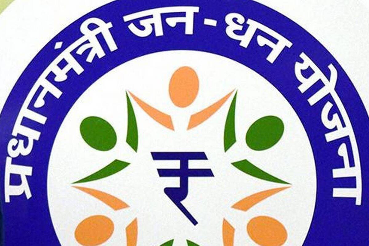 मुंबई : पंतप्रधान नरेंद्र मोदी यांनी प्रत्येकाला बँकेत खातं उघडता यावं यासाठी काही जनधन योजना उपक्रम राबवला. या मोहिमेंतर्गत प्रत्येक गोरगरीब आणि गरजूला बँकेत झीरो बॅलन्स खातं उघडता यावं यासाठी मोदी सरकारने प्रयत्न सुरू केले. या खात्यावर अनेक ग्राहकांना मोठे लाभ मिळतात. शिवाय सेव्हिंग अकाउंटमधील रक्कमही घरबसल्या चेक करता येते. 
