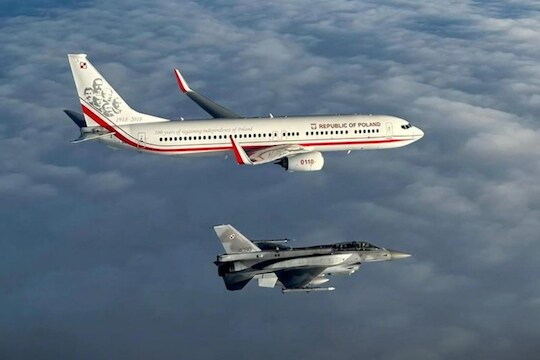 पोलंड फुटबॉल टीमच्या मागे लढाऊ विमानं