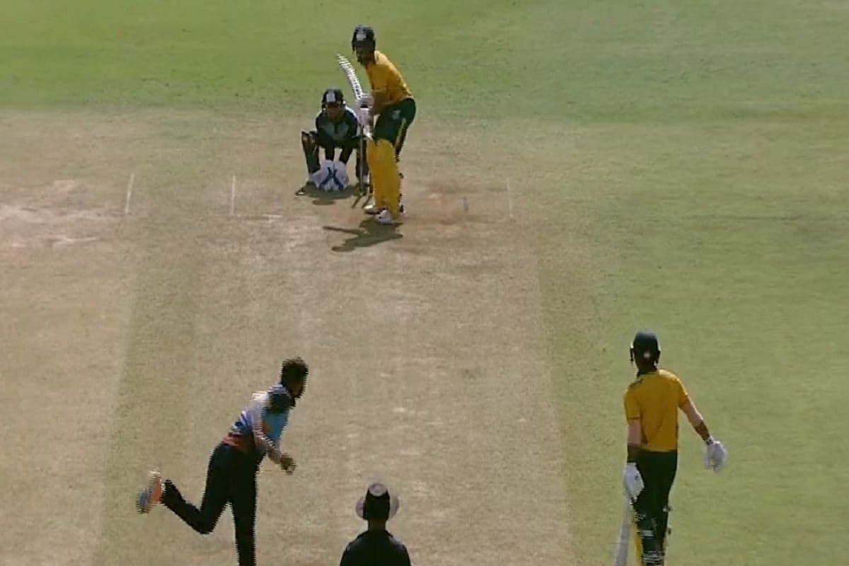 शिवा सिंगच्या बॉलिंगवर ऋतुराजनं ठोकले 7 सिक्स