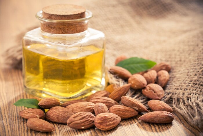 बदाम तेल : बदामाच्या तेलात व्हिटॅमिन ई असते. त्यामुळे या तेलाने मालिश केल्यास हाडं मजबूत होतात. बदामाच्या तेलाने मालिश करण्यासाठी ते कोमट करून सांध्यांना मसाज करा. तुम्हाला खूप आराम मिळेल.