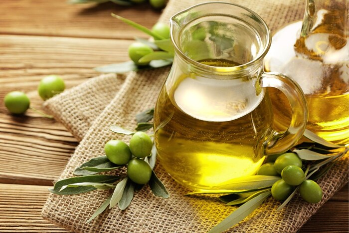 ऑलिव तेल : ऑलिव्ह ऑईलने सांध्यांची मसाज केल्यास रक्ताभिसरण सुधारते आणि सांधेदुखीपासून आराम मिळतो. रात्री झोपताना या तेलाने मालिश करावी.