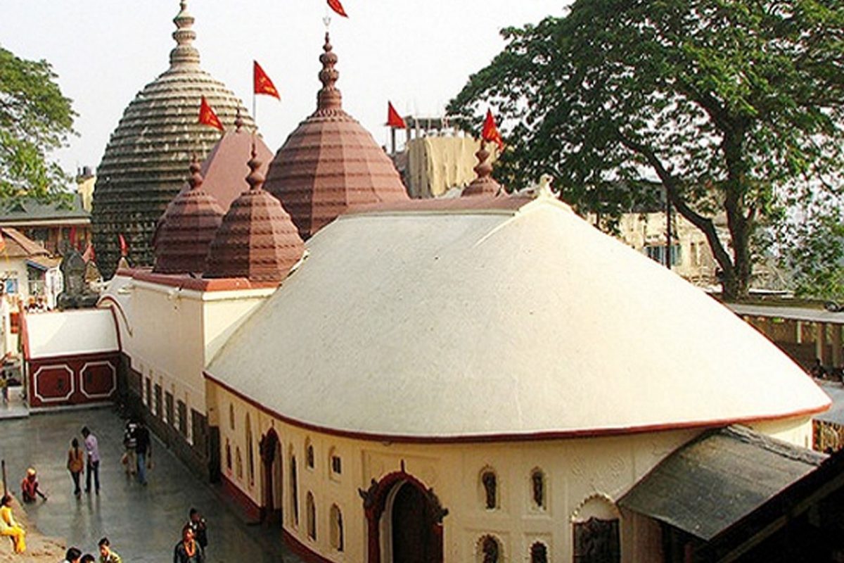 मुख्यमंत्री एकनाथ शिंदे त्यांच्या गटातील सर्व आमदारांसह कामाख्या मंदिरात प्रार्थना करण्यासाठी आसामला रवाना झाले आहेत.