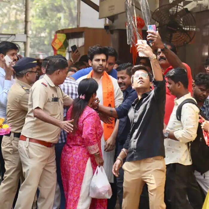 सिद्धिविनायकाच्या बाहेर कार्तिकबरोबर सेल्फी घेण्यासाठी त्याच्या चाहत्यांनी भोवती गराडा घातला होता. 