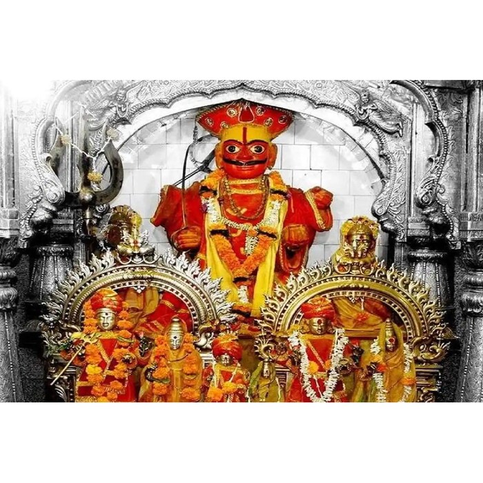 एरंडोल तालुक्यातील तळई येथे चंपाषष्ठी निमित्त खंडेराव महाराज यांची यात्रा भरते. या ठिकाणी गेल्या अनेक वर्षापासून बारा गाड्या ओढण्याची परंपरा आहे.