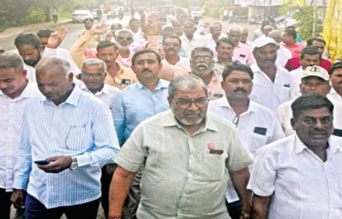 Kolhapur Collector : तुम्हीच सांगा साहेब आम्ही फास लावून घ्यायचा का? ऊस वाहतूकदांरानी मांडल्या व्यथा